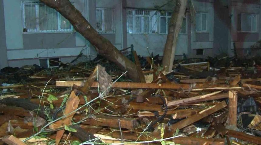 15 katlı binanın çatısından kopan parçalar karşısındaki binanın pencerelerinden içeri girdi