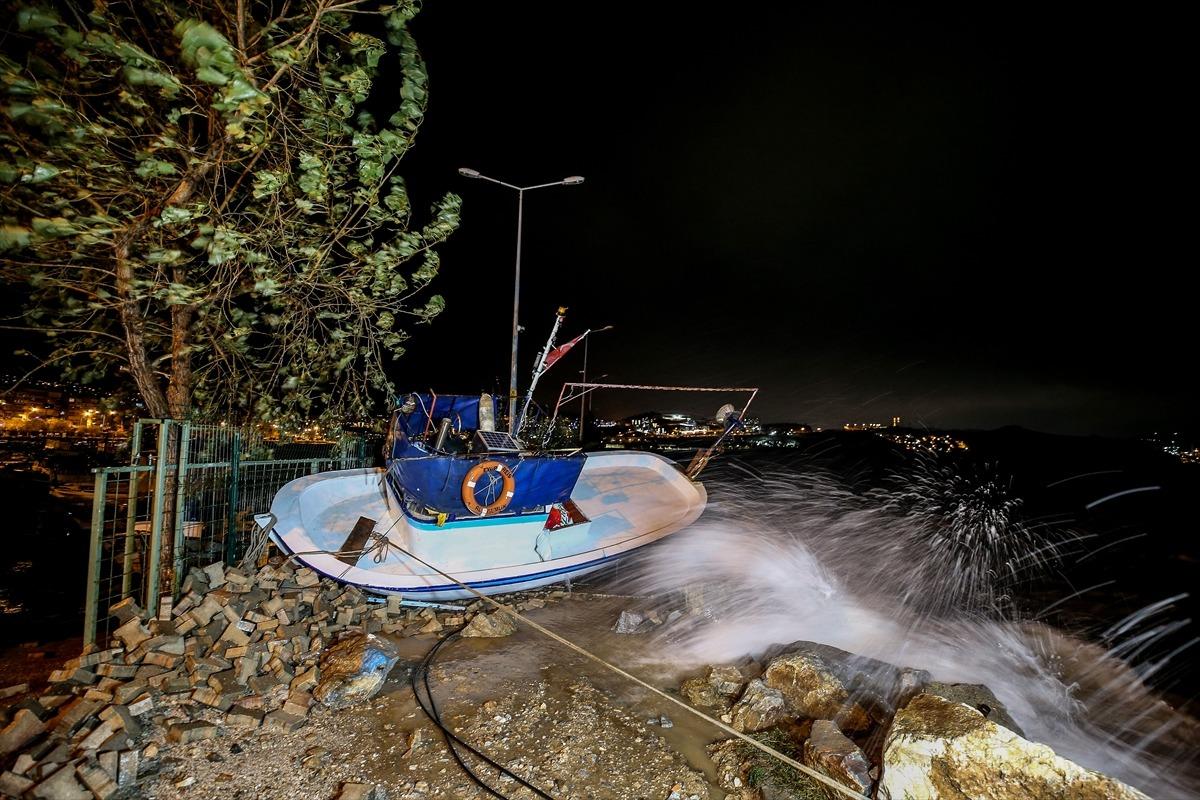 Gemlik K&ouml;rfezi'nde metrelerce y&uuml;kselen dalgalar balık&ccedil;ı teknelerini batırdı