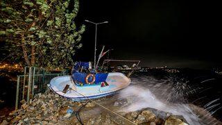 Gemlik Körfezi'nde metrelerce yükselen dalgalar balıkçı teknelerini batırdı