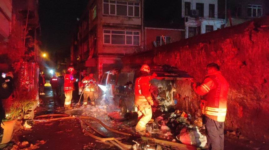 İstanbul'da park halindeki panelvan yandı