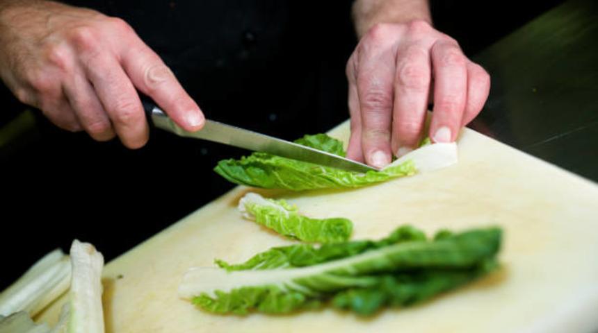Maruldan sarma mı olurmuş demeyin! İşte Malatya mutfağından sofralara şenlik zeytinyağlı marul sarması tarifi