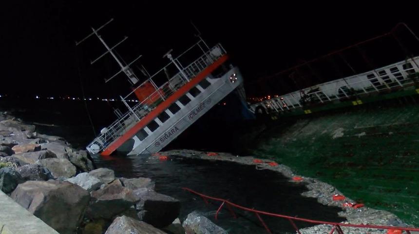 Lodos nedeniyle kıyıya oturmuştu! Maltepe Sahili'ndeki gemi battı