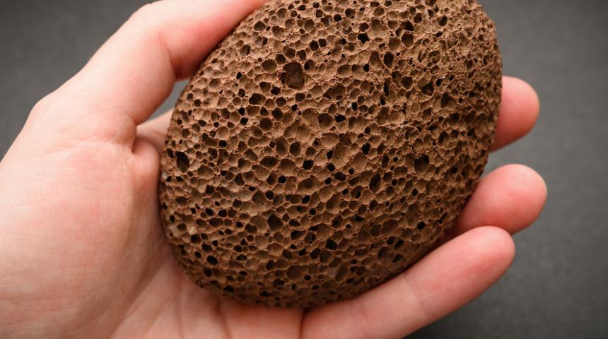 Sadece ayak bakımında kullanarak haksızlık ettiğimiz ponza taşının temizlikteki dahice kullanımı