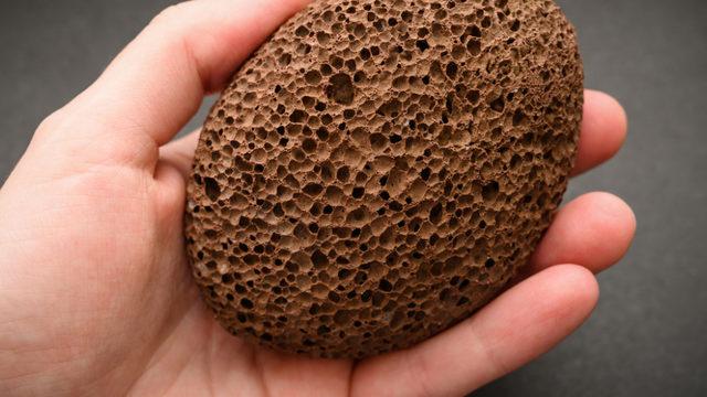 Sadece ayak bakımında kullanarak haksızlık ettiğimiz ponza taşının temizlikteki dahice kullanımı