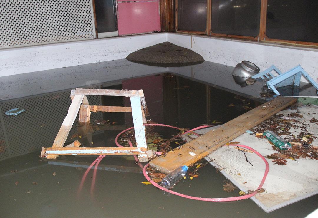 &Ccedil;atı ile u&ccedil;arak metrelerce uzaktaki caddeye savrularak &ouml;ld&uuml;