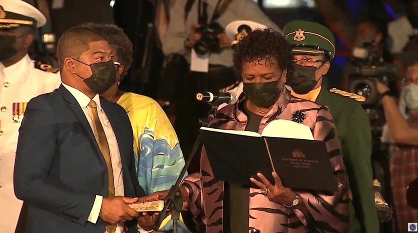 Barbados, İngiltere Krali&ccedil;esi 2. Elizabeth ile bağını kopardı ve d&uuml;nya &uuml;zerindeki en gen&ccedil; cumhuriyet oldu
