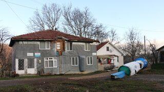 Bolu'da kuvvetli rüzgar nedeniyle minaresi yıkılan caminin çatısı ve ev zarar gördü