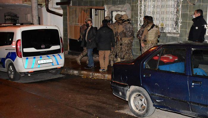 İzmir'de hareketli anlar! Tartıştığı kişiyi yaraladı, eve gelen polisleri görünce eşi ve 2 çocuğunu rehin aldı
