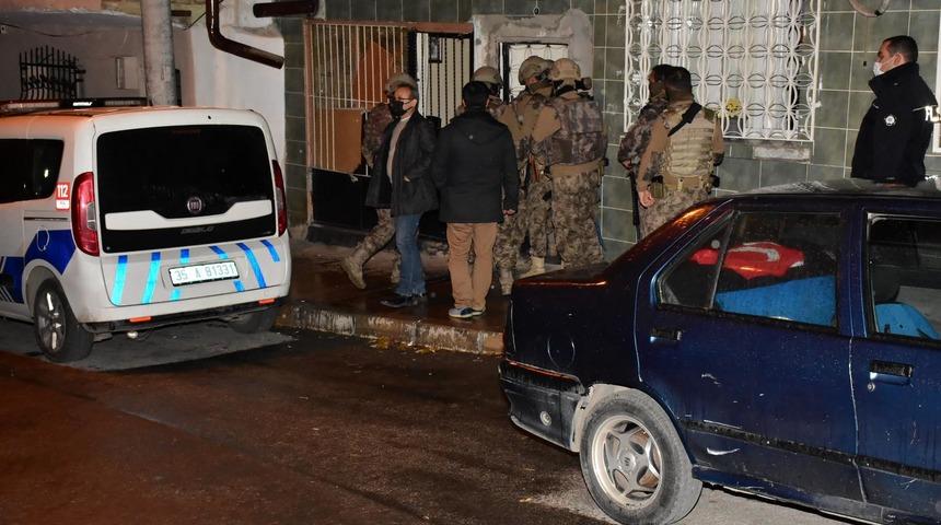 İzmir'de hareketli anlar! Tartıştığı kişiyi yaraladı, eve gelen polisleri görünce eşi ve 2 çocuğunu rehin aldı