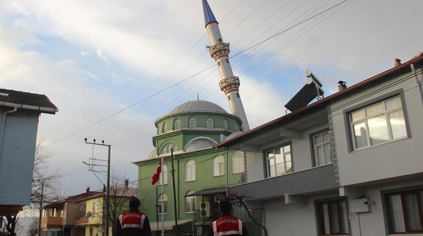 Minare fırtınaya dayanamadı!