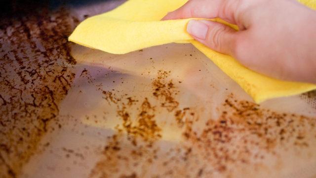 Çelik mutfak gereçlerinin ve ankastre setlerin üzerindeki inatçı lekeler nasıl temizlenir?