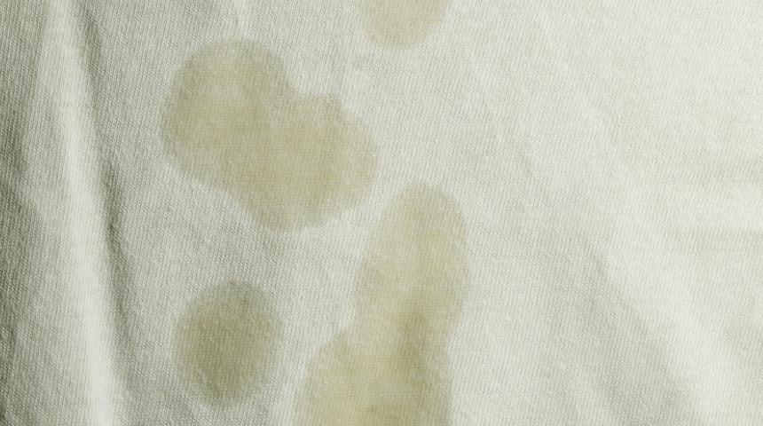 En sevdiğiniz gömlekteki o yağ lekesinden kurtulun! Kumaşlardaki yağ lekelerini çıkarmanın en etkili yolları