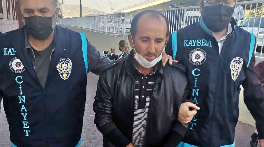 Ağabeyini öldürüp katilin bulunması için yardım isteyen sanık hakim karşısında