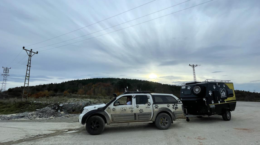 Sokak hayvanlarını beslemek için karavanıyla 15 il dolaştı! “Empati” yolculuğuyla mesaj verdi