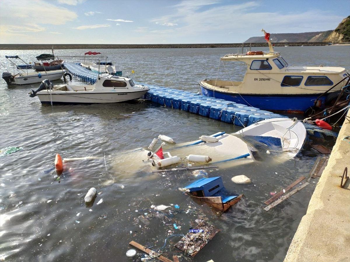 Saros K&ouml;rfezi'nde fırtına nedeniyle deniz taştı