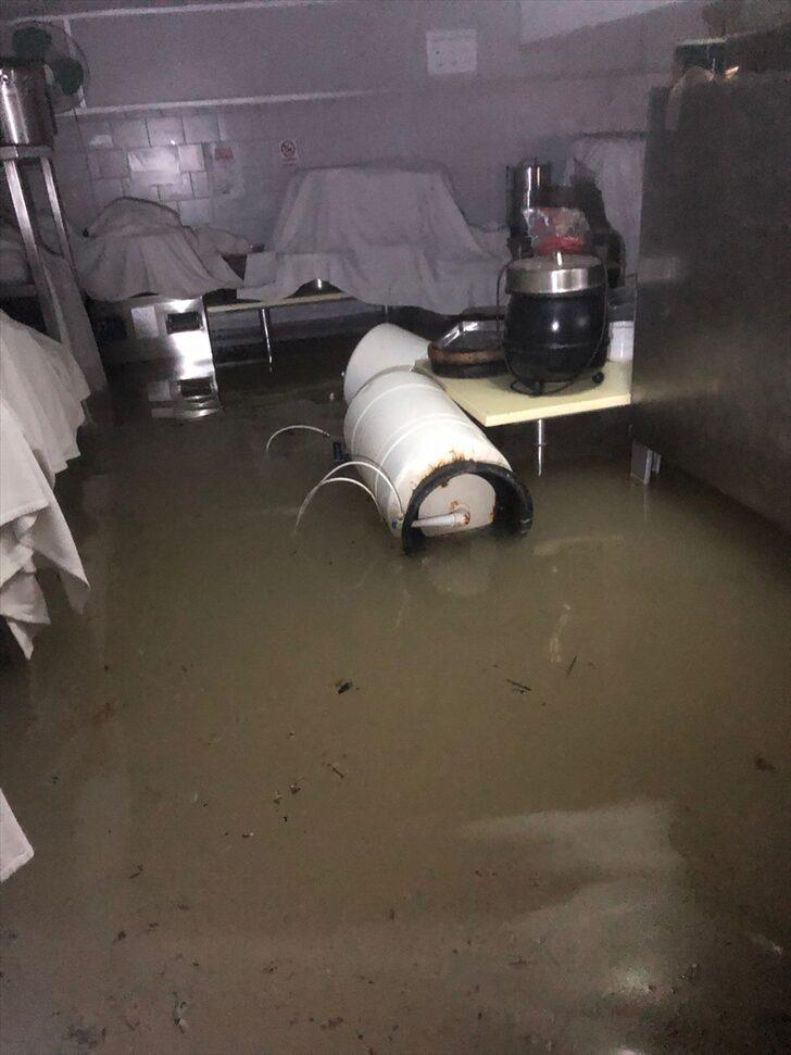 Saros Körfezi'nde fırtına nedeniyle deniz taştı G3