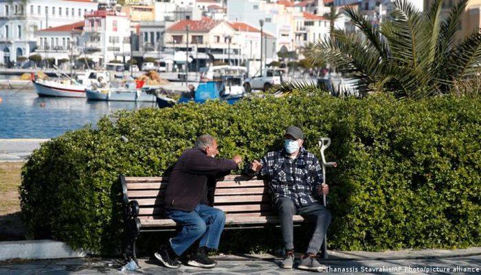 100 ευρώ πρόστιμο για ανεμβολίαστους ηλικιωμένους στην Ελλάδα