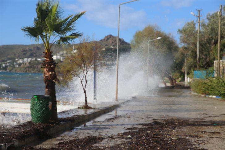 Bodrum'da fırtına nedeniyle bir tekne karaya oturdu, bazı iskeleler zarar gördü G3