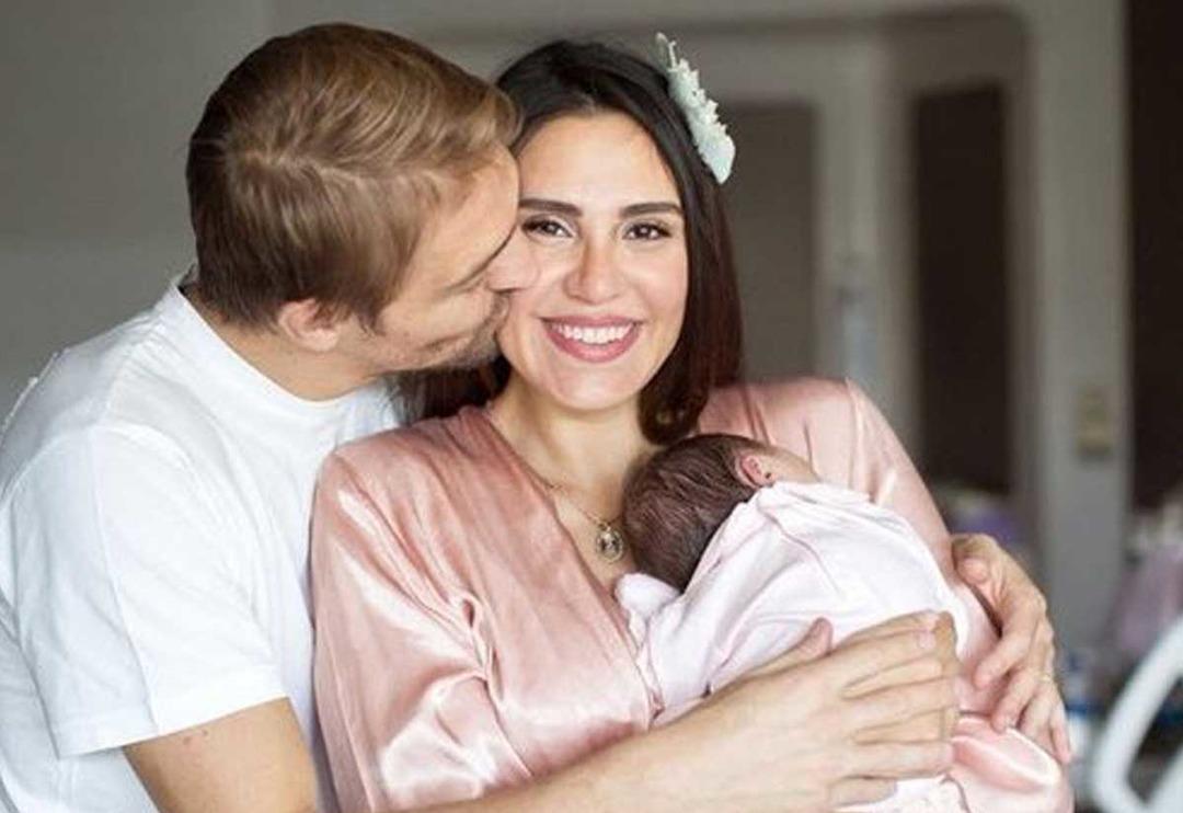 Ş&uuml;kran Ovalı ile Caner Erkin &ccedil;iftinin kızı Mihran Ela kocaman oldu! G&uuml;zelliğini annesinden almış