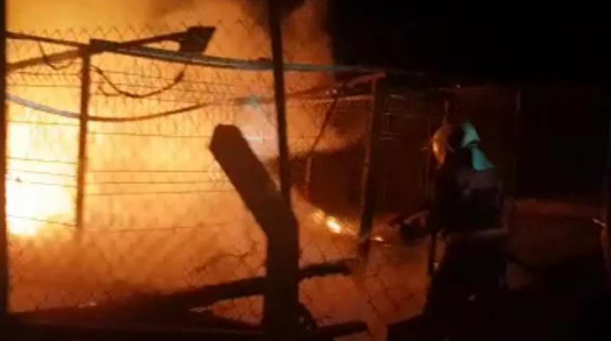 Gönüllüler inşa etmişti! Kış için hazırlanan hayvan barınağında korkutan yangın