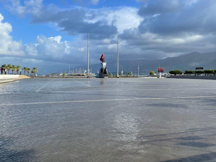 Hatay'da kuvvetli fırtına nedeniyle deniz taştı G1