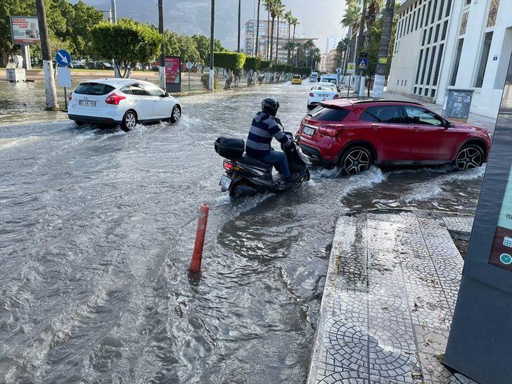 Hatay'da kuvvetli fırtına nedeniyle deniz taştı G2