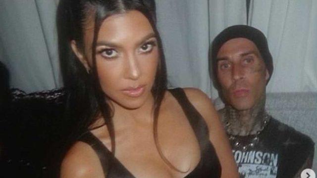 Kourtney Kardashian nişanlısı Travis Barker’la havuzda aşka geldi