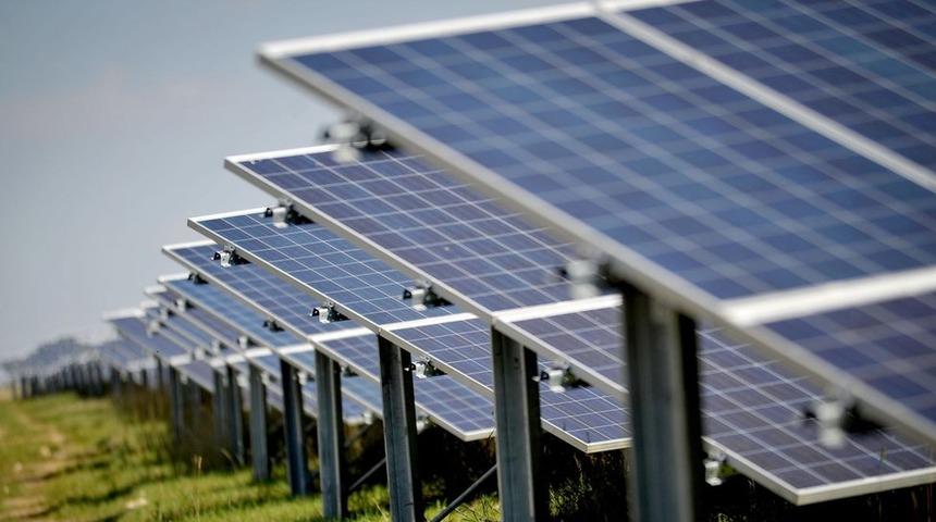İklim krizi: Uluslararası Enerji Ajansı'na g&ouml;re yenilenebilir enerji &uuml;retimi rekor hızda artıyor ama 'Net sıfır emisyon' hedefi i&ccedil;in yeterli değil