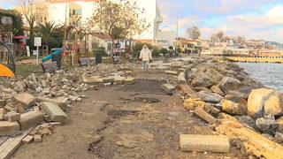 Büyükada'yı lodos vurdu! Dev dalgalar tsunami gibi geldi, kaldırım taşlarını söktü