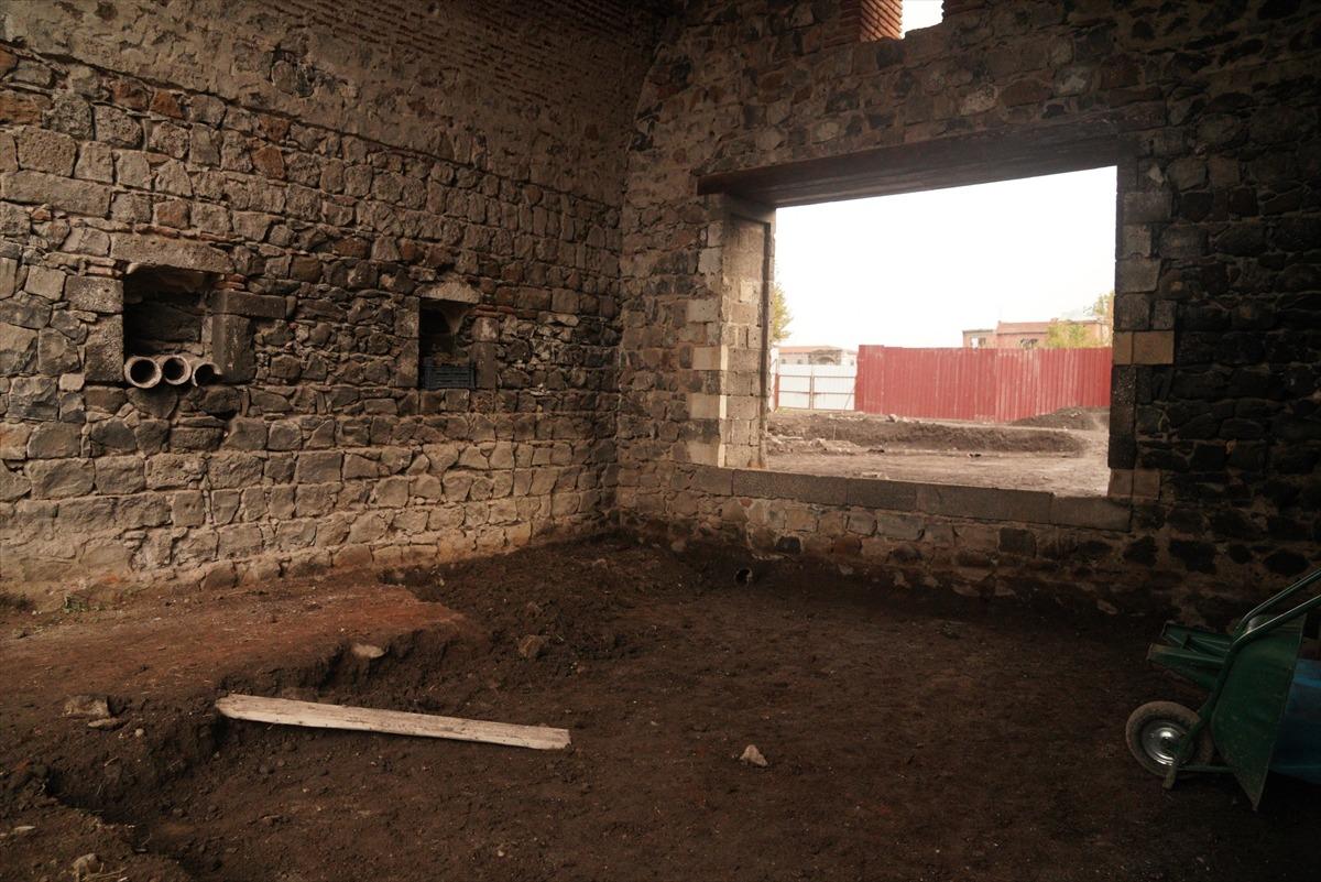 Diyarbakır'da tarihi konakta su kuyusu ve k&uuml;nkler bulundu
