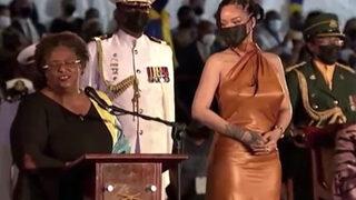 Rihanna 'Ulusal Kahraman' nişanını aldı