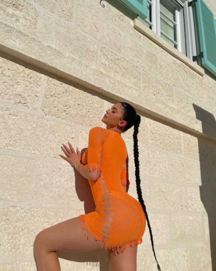 Sosyal medyanın yeni dekolte trendi iç çamaşırlarını ortadan kaldırdı! Ünlü isimler akıma hemen uydu G4