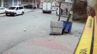 Başakşehir’de korku dolu anlar! Fırtına çatıyı uçurup, direği devirdi