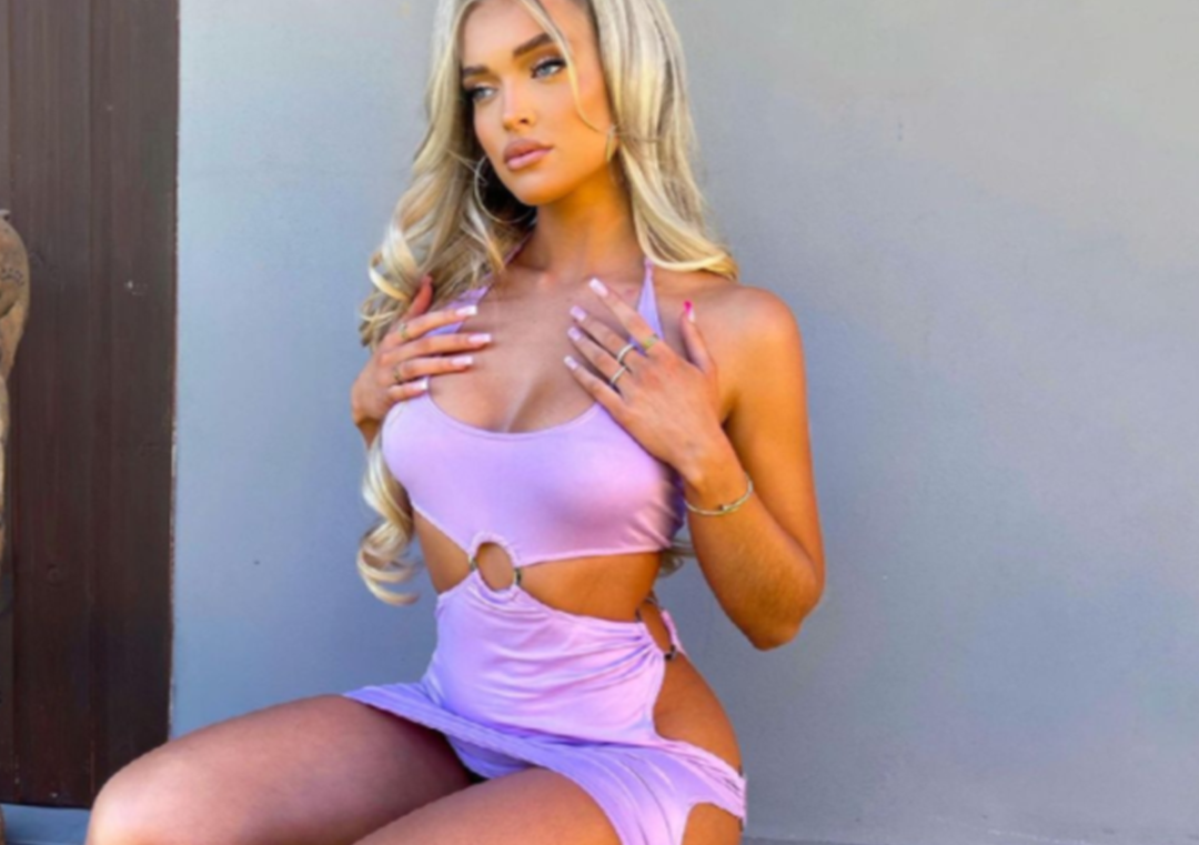 Sosyal medyanın yeni dekolte trendi i&ccedil; &ccedil;amaşırlarını ortadan kaldırdı! &Uuml;nl&uuml; isimler akıma hemen uydu