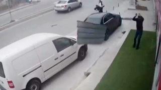 Beylikdüzü’nde fırtınada uçan sac levhadan son anda kurtuldular! Vatandaşların ölümden döndüğü anlar kamerada