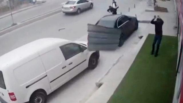 Beylikdüzü’nde fırtınada uçan sac levhadan son anda kurtuldular! Vatandaşların ölümden döndüğü anlar kamerada