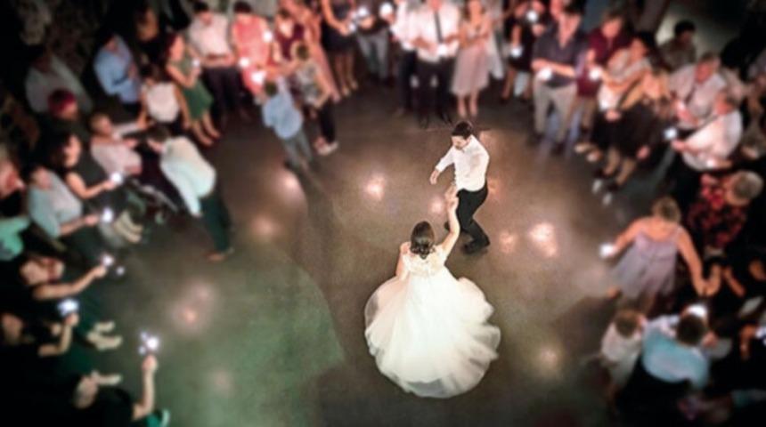 Düğünde oynadığı için eşini darp eden kişiye 3 bin TL para cezası