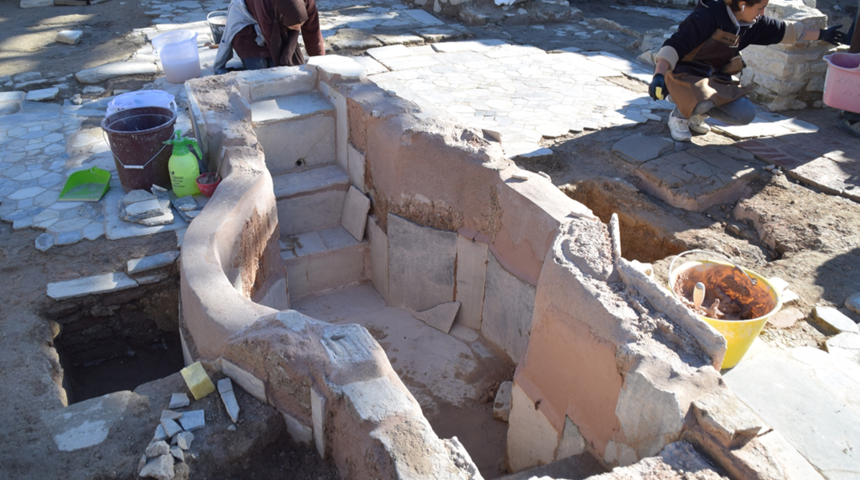 Kuşadası Kadı Kalesi'ndeki 1600 yıllık vaftizhane gün yüzüne çıkartıldı