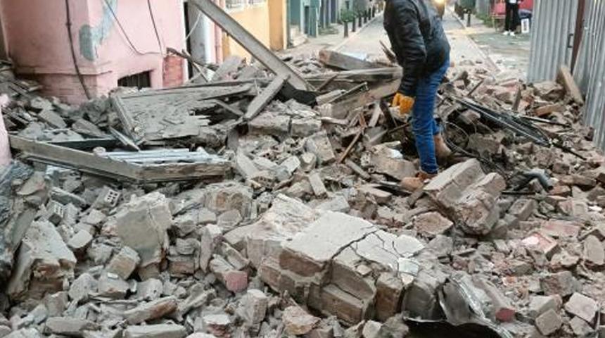 Fatih'te 3 katlı metruk binanın büyük bölümü çöktü