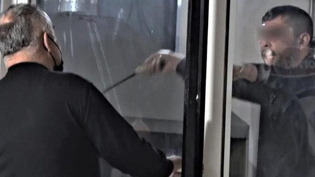 Kendini döner bıçağıyla restorana kilitledi! Söyledikleriyle şoke etti