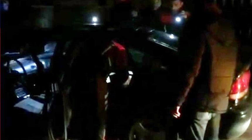 İhmalkarlığın böylesi! 4 aylık bebeği araçta bırakıp alışverişe gittiler