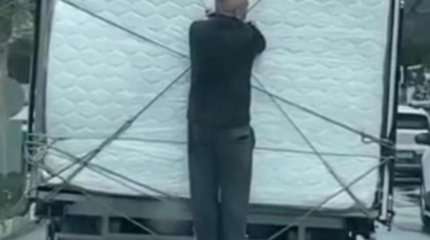 İzleyenlerin y&uuml;reği ağza geldi! Taşımacılıkta son nokta: Canlarını hi&ccedil;e saydılar