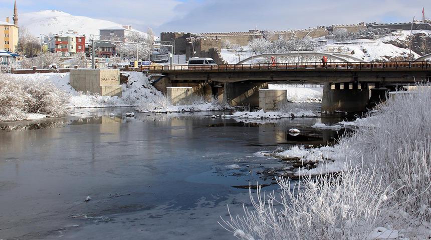 Bu g&ouml;r&uuml;nt&uuml; T&uuml;rkiye'den! Nehir dondu
