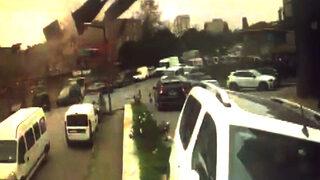 Başakşehir'de şiddetli fırtınanın çatıyı uçurduğu anlar saniye saniye kamerada