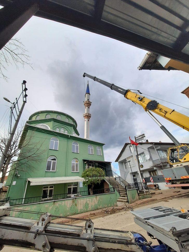 Kocaeli'de fırtına nedeniyle yan yatan caminin minaresi vinç yardımıyla kaldırıldı