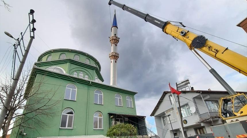 Kocaeli'de fırtına nedeniyle yan yatan caminin minaresi vinç yardımıyla kaldırıldı