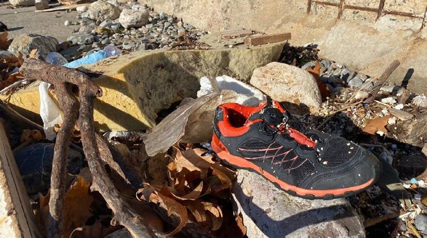 Denize atılan çöpler, lodosla birlikte kıyıya vurdu