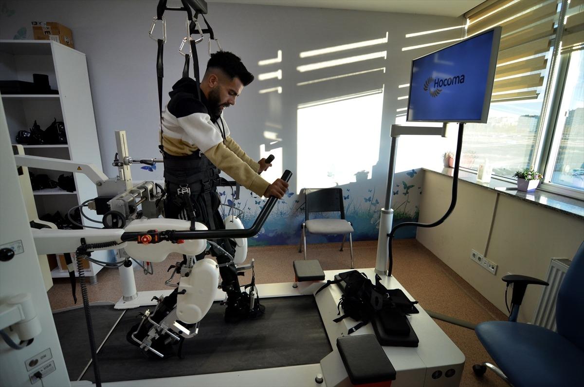 İstanbul'da denize atlarken boynu kırılan gen&ccedil; iyileşme azmiyle yaşıyor