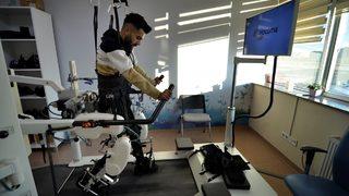 İstanbul'da denize atlarken boynu kırılan genç iyileşme azmiyle yaşıyor