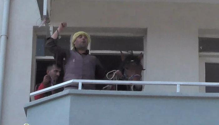 İzmir’deki düğün geleneğinden şaşkına çeviren görüntü! Atıyla balkona çıktı